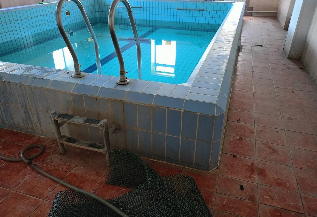 Чистка бассейна — до